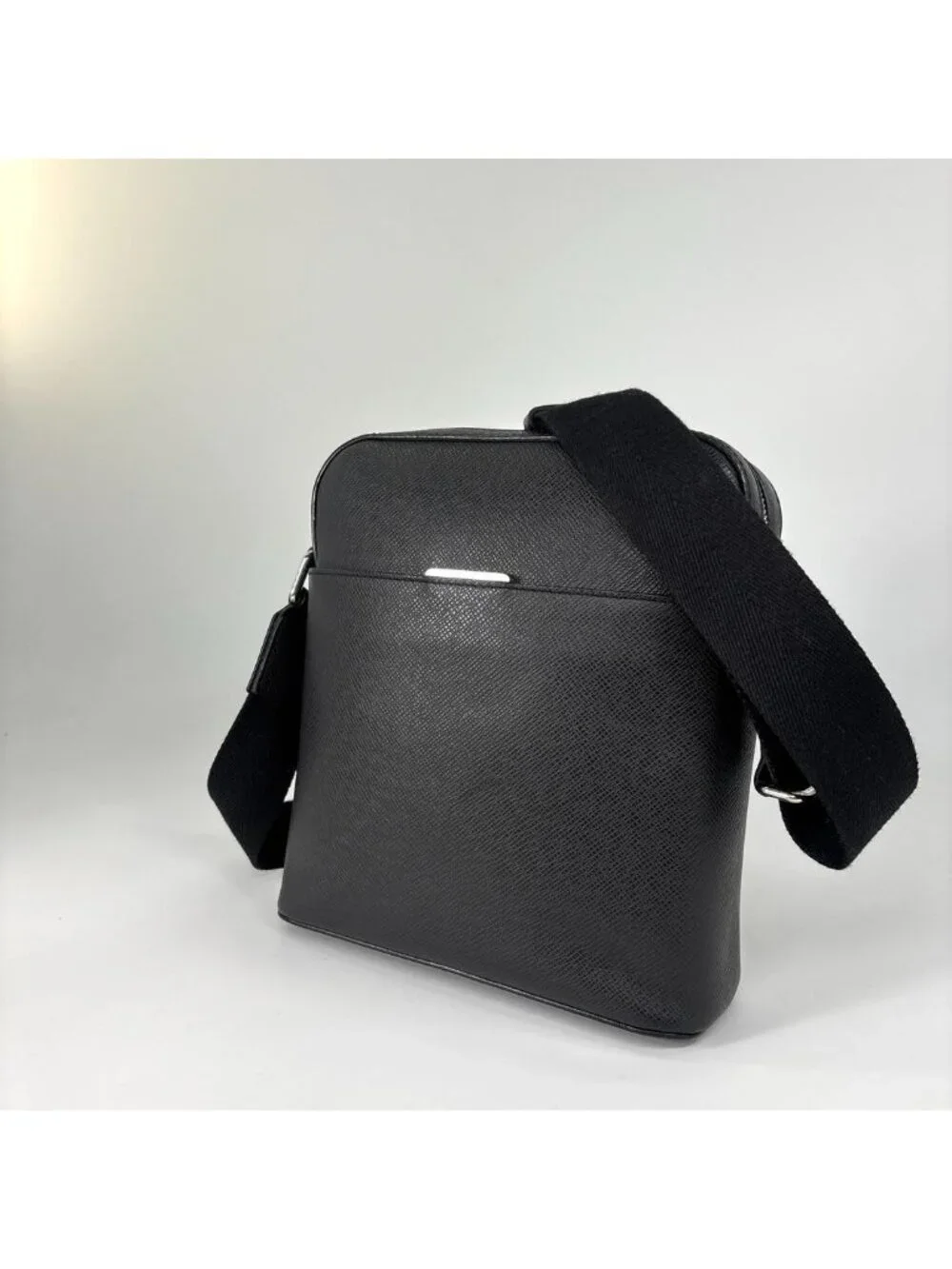 Louis Vuitton Taiga Anton Shoulder Bag